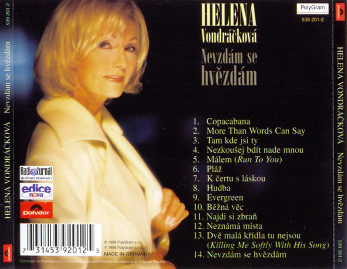 Helena Vondráčková zůstává roky věrná svému účesu - krátké blond mikádo lehce sčesané do čela.