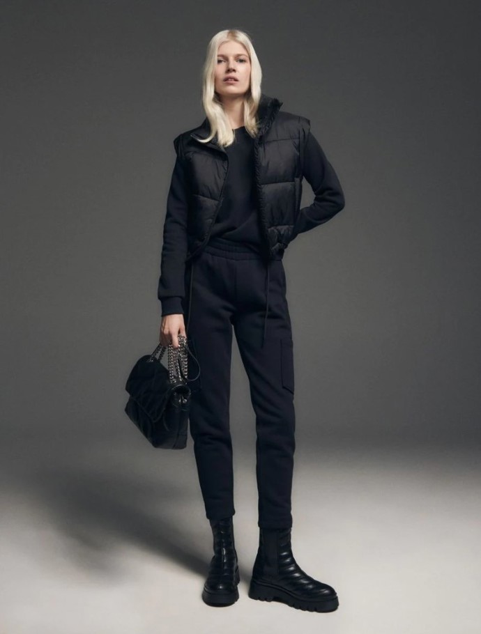 
Pohodlné černé teplákové kalhoty pro všechny příležitosti. Reserved, 599 Kč