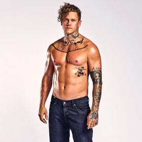 Truhlář Adam Raiter se proslavil díky reality show Survivor a také své expřítelkyni Agátě Hanychové.