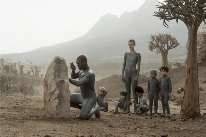 Vychováni vlky: Dva androidi - Otec a Matka - jsou pověřeni výchovou lidských dětí na tajemné planetě. Brzy však zjistí, že jde o velmi obtížný úkol.