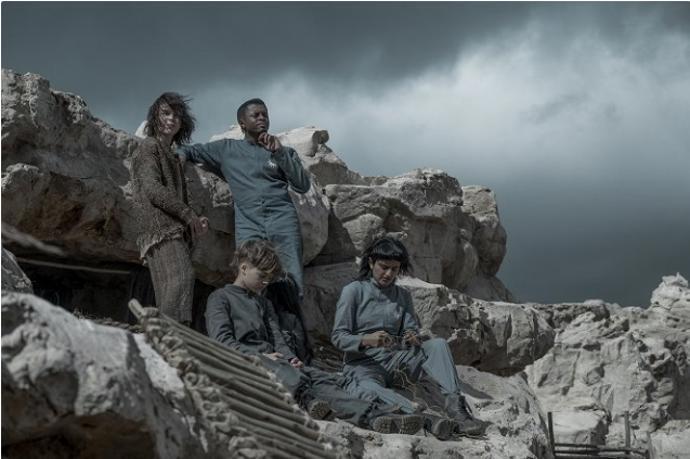 Děj sci-fi seriálu Vychováni vlky se odehrává v alternativním vesmíru, který je podobný tomu, jenž jsme mohli vidět ve filmu Vetřelec (1979). Ten režíroval právě Ridley Scott.