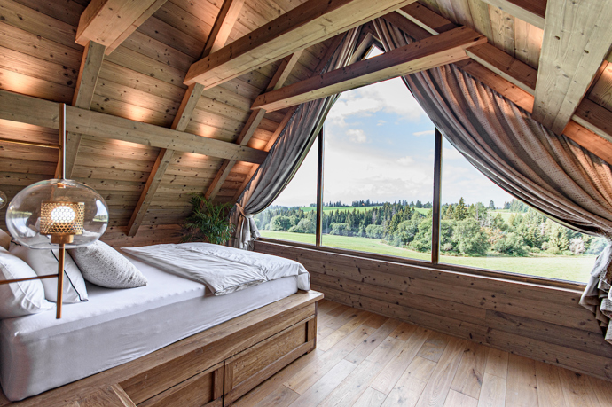 Ubytovat se zde můžete ve dvou chatách s úžasným výhledem do okolní malebné krajiny, jíž dominuje legendami opředený vrchol Západních Tater Kriváň.
