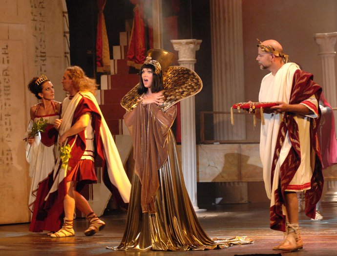 V muzikálu Kleopatra exceluje Kamila Nývltová v pražském Divadle Broadway už třináct let.