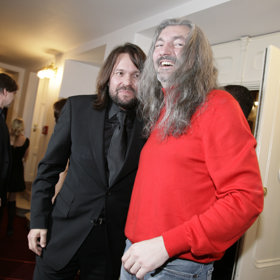 Rok 2008, zákulisí ankety Zlatý slavík. Daniel Hůlka pózuje s Jiřím Pomeje.