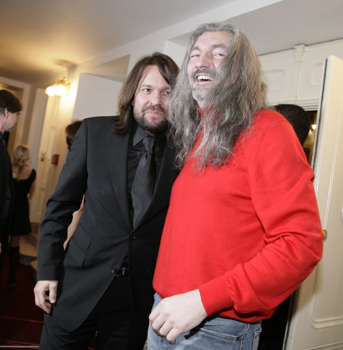 Rok 2008, zákulisí ankety Zlatý slavík. Daniel Hůlka pózuje s Jiřím Pomeje.