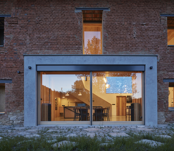 Světlo, otevřený prostor a okázalost vás překvapí už při vstupu do budovy. Čtyři pokoje a pět koupelen pak zajistí komfort a soukromí, na které se lehce zvyká.