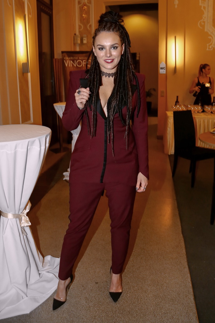 Český slavík Mattoni 2016 a Ewa Farna v bordó smokingu, který zkombinovala s černými lodičkami a originálním účesem v podobě dlouhých dredů.
