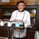 Richard Tesařík si zahrál také v seriálu Ohnivý kuře na televizi Prima.