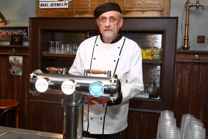 Richard Tesařík si zahrál také v seriálu Ohnivý kuře na televizi Prima.