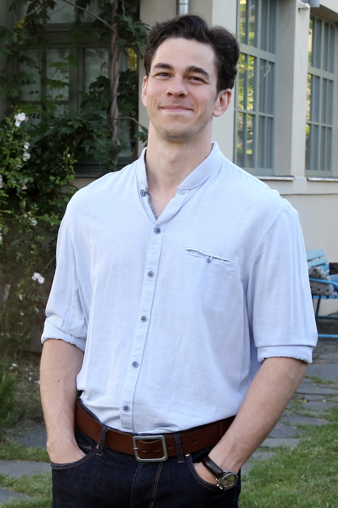Marek Adamczyk je známý herec, objevil se v několika pohádkách, které každoročně baví rodiny s dětmi o Vánocích.
