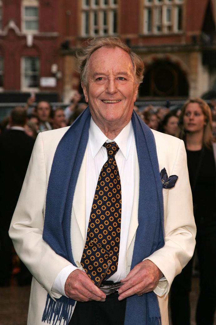 Robert Hardy začínal jako divadelní herec v 50. letech minulého století. Za sebou má také filmy Rozum a cit (1995) nebo Lazebník sibiřský (1998). Zemřel v roce 2017 ve věku 91 let.
