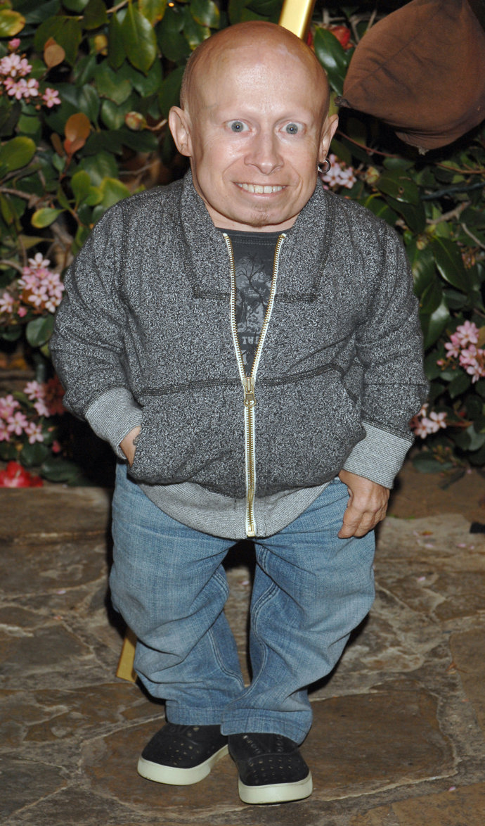 Vzrůstem nevelký americký herec Verne Troyer měřil pouhých 81 centimetrů, stejně byl nepřehlédnutelný. Kromě Harryho Potera se objevil také ve filmech Muži v černém (1997) nebo Austin Powers: Špion, který mě vojel (1999). V roce 2018 spáchal sebevraždu, bylo mu 49 let.