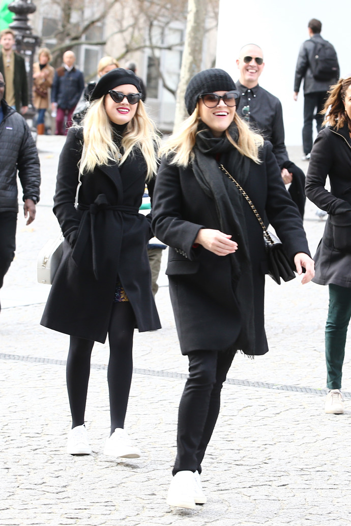 Nikdo nemůže pochybovat o tom, že ty dvě jsou příbuzné. Stejný široký úsměv a blond vlasy je prozrazují už na dálku.