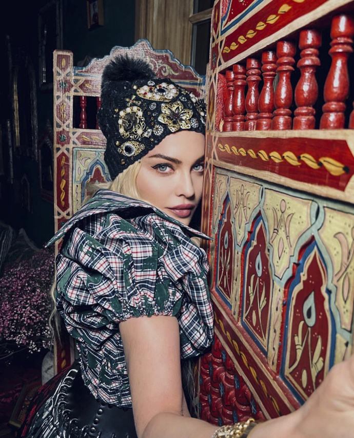 Čepice by v žádném případě neměly nudit, Madonna to dobře ví. Pokrývka hlavy je pro ni šperkem, který plní funkci módního doplňku. Blyštivé štrasy a roztomilá bambule - to je trefa do černého.