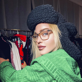 Madonna se nebojí ani masivních beranic. Černý beránek na hlavě zahřeje, zároveň působí ultramoderně - ideálně v kombinaci se zajímavými designovými brýlemi. 