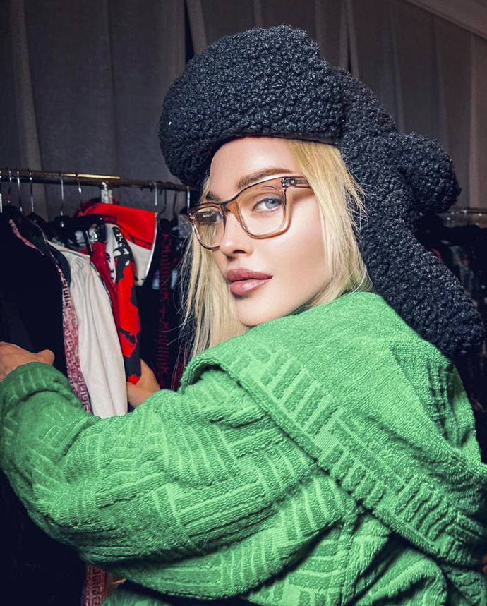 Madonna se nebojí ani masivních beranic. Černý beránek na hlavě zahřeje, zároveň působí ultramoderně - ideálně v kombinaci se zajímavými designovými brýlemi. 