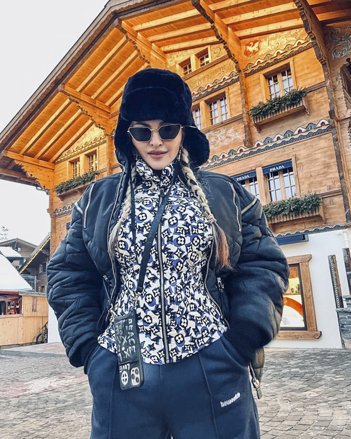 Když na hory, tak stylově. Nezbytnou péřovou bundu doplňte teplou beranicí. Náročnější ženy si stejně jako Madonna dovolí do beranice investovat a pořídí si tu z pravé kožešiny. 