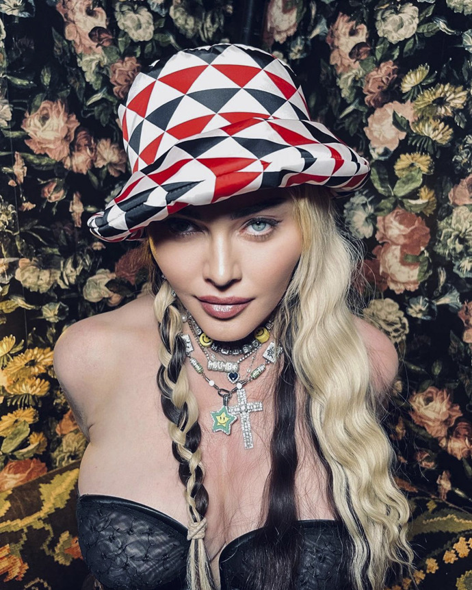 Klasický látkový klobouk nemusí být nuda, když stejně jako Madonna vsadíte na kontrastní barvy. Barevné trojúhelníky nás prostě baví.