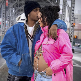 Začátkem roku se Rihanna pochlubila svým těhotenským bříškem v rozepnuté růžové bundě.