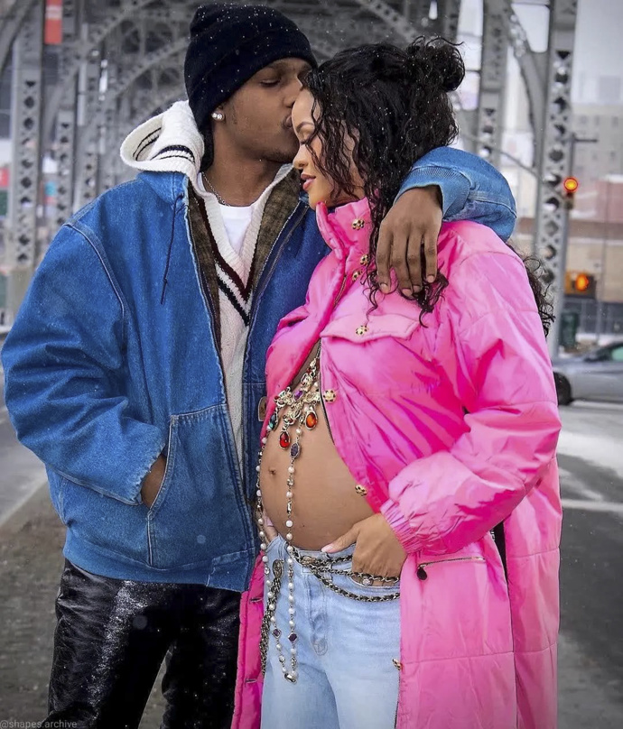 Začátkem roku se Rihanna pochlubila svým těhotenským bříškem v rozepnuté růžové bundě.