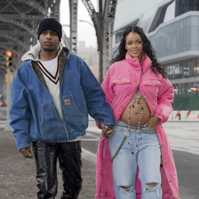 Fanoušci obdivují, s jakou kreativitou zpěvačka své bříško zdobí. Bižuterie v kombinaci s holou kůží, to je trend, který teď podle Rihanny letí.