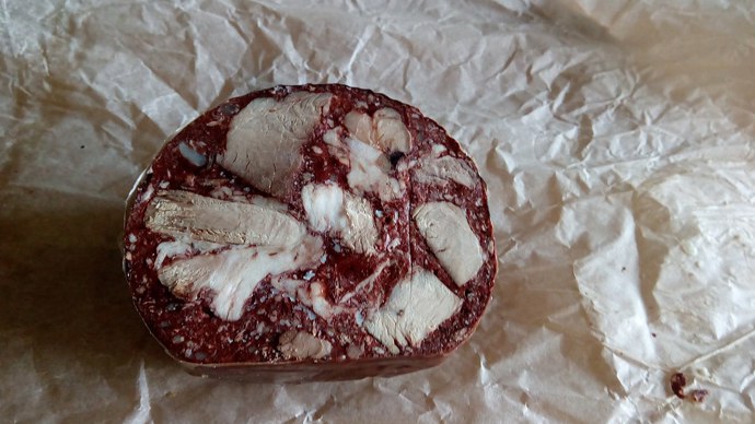 Tlačenka se liší i podle barvy, tato tmavá vznikla díky použití vymíchané vepřové krve. Té může mít od 5 do 15 %.