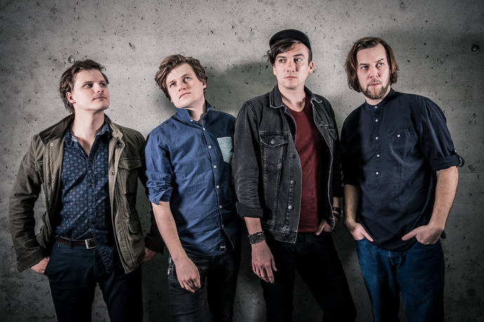 Kromě herectví se Jan Mansfeld ve volných chvílích věnuje hudbě. Se spolužáky založili kapelu Okno a letos sází především na letní festivaly.