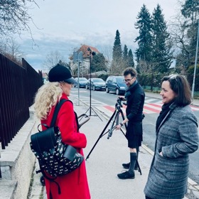 Máma na přechodu se fotila na červeném přechodu. Ladila s ním prezidentka Kapky naděje Vendula Svobodová, ale i šéfredaktorka webu Lifee.cz Markéta Behinová.