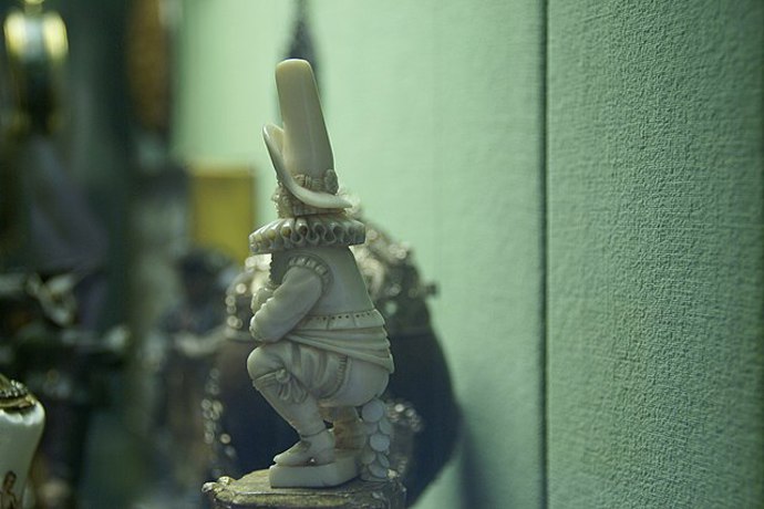 ...nechybí však ani bizarnosti jako tento panáček, jemuž se z pozadí sypou zlaťáky.