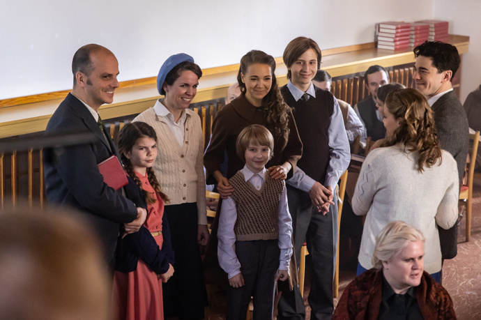 Natáčení filmu Bůh nepřítel je u konce, teď ho čekají festivaloví diváci a pokud se zadaří, bude pokračovat šestidílnou minisérií.