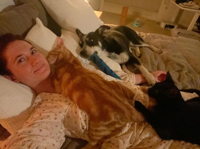 "Vždycky jsem se divila lidem, kteří vyháněli zvířata ze své postele. Nebo jsem jenom já ta slabá?" ptá se Bonnie Wright svých fanoušků.