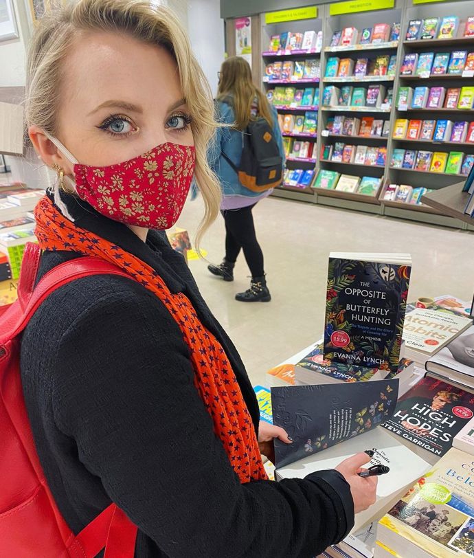 Evanna Lynch si v sérii filmů o Harrym Potterovi zahrála Lenku Láskorádovou. Dnes je z ní spisovatelka.