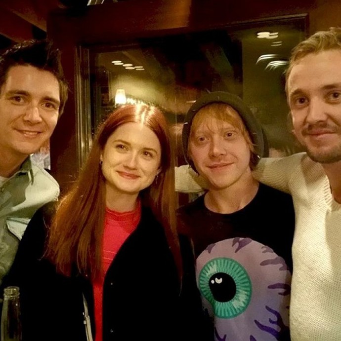 Setkání s Ronem a Ginny Weasleovými, tedy Rupertem Grintem a Bonnie Wright. Tom Felton ke společné fotografii napsal, že Draco vždy tajně toužil po rudých vlasech...