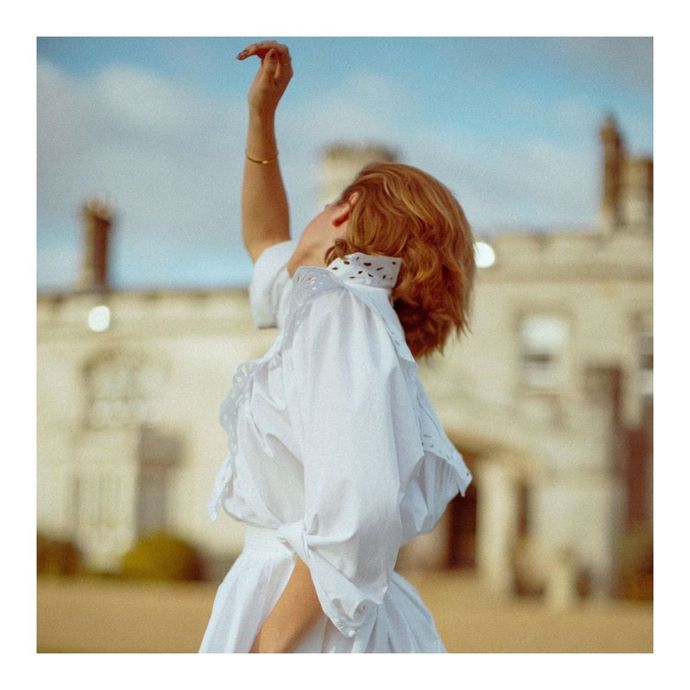 Zapomeňte na klasickou selfie, Emma Watson přivítala rok 2022 touto fotkou.