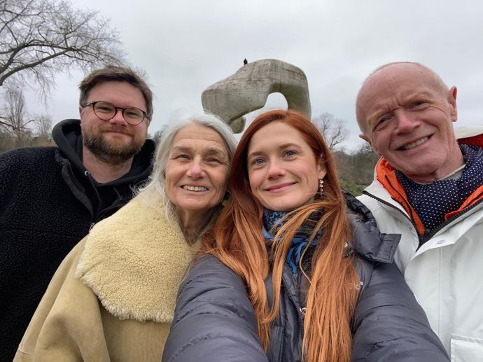 Bonnie Wright s rodinou. Vlevo je její bratr Lewis, pak maminka Sheila a táta Gary.