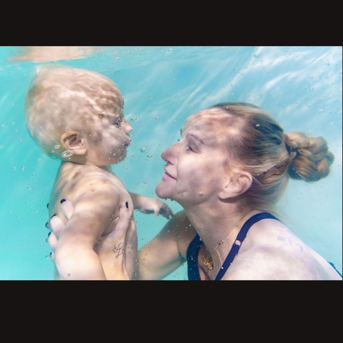 Z Josífka se klube zdatný plavec. Takhle se na svou maminku usmívá pod vodou.