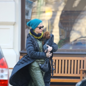 Doprovod jim dělal pejsek Misty, který se Orlandu Bloomovi později v zahraničí zaběhl a už nenašel.