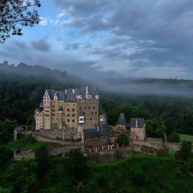 Stavební plány hradu Eltz použilo filmové studio Disney pro návrh Popelčina zámku.