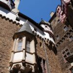 Tvrz hradu Eltz nabízí hned několik architektonických stylů. V průběhu staletí byl totiž neustále rozšiřován.