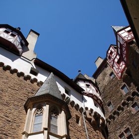 Tvrz hradu Eltz nabízí hned několik architektonických stylů. V průběhu staletí byl totiž neustále rozšiřován.