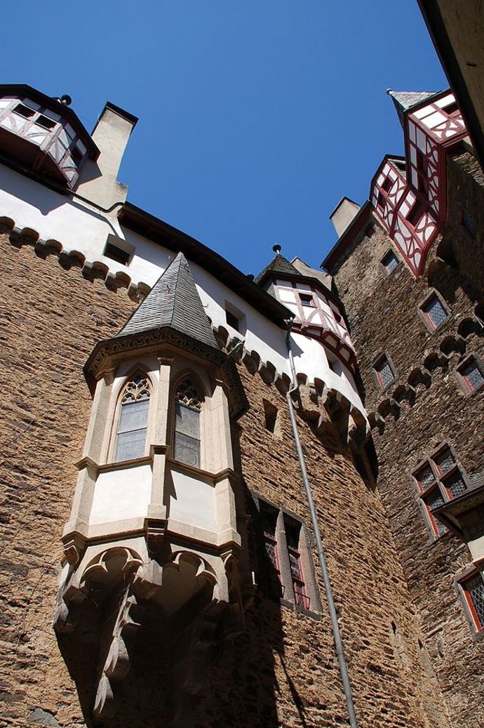 Tvrz hradu Eltz nabízí hned několik architektonických stylů. V průběhu staletí byl totiž neustále rozšiřován.