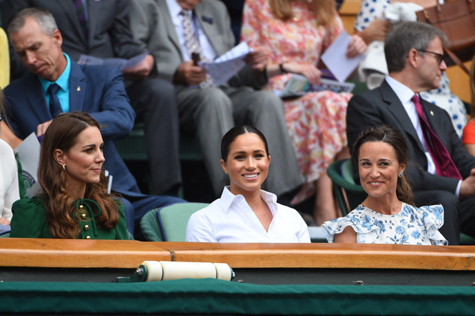 Kate Middleton a její sestra Pippa usedly během Wimbledonu vedle manželky prince Harryho Meghan Markle (uprostřed).
