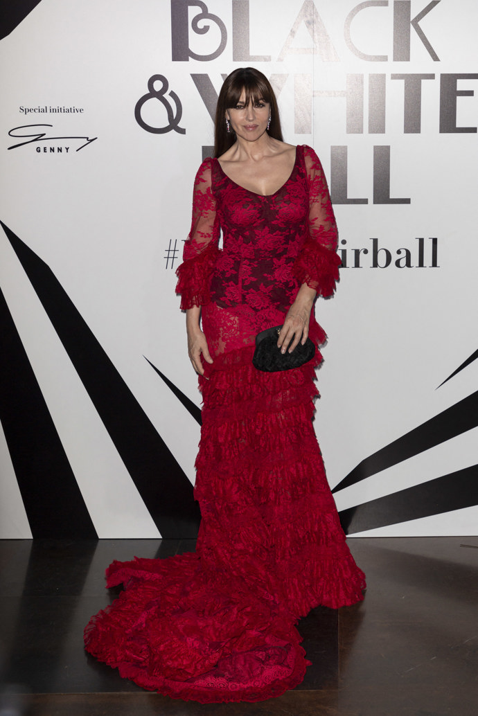 Italská supermodelka a herečka Monica Bellucci (57) dobře ví, co jí sluší. Černé body v kombinaci s krajkovými, decentně průhlednými šaty ve vínovém odstínu působí velmi smyslně a žensky. 