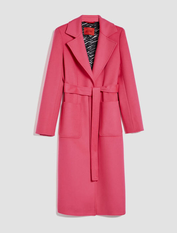 Ikonický kabát z čisté vlny s tygří podšívkou ve fuchsiovém odstínu. MAX&Co., 12 000 Kč.