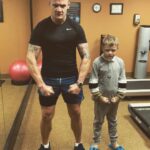 Josh Herdman se vedle herectví věnuje také zápasům MMA a cvičení. Tady je v tělocvičně se svým synem Morganem.