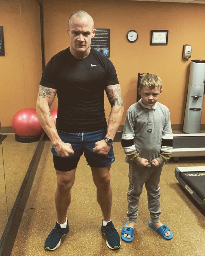 Josh Herdman se vedle herectví věnuje také zápasům MMA a cvičení. Tady je v tělocvičně se svým synem Morganem.