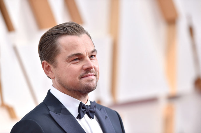 Herec Leonardo DiCaprio se za svoji poruchu také nestydí. Bojuje prý s různými nutkáními, jako několikrát projít dveřmi nebo šlapat na skvrny od žvýkaček.