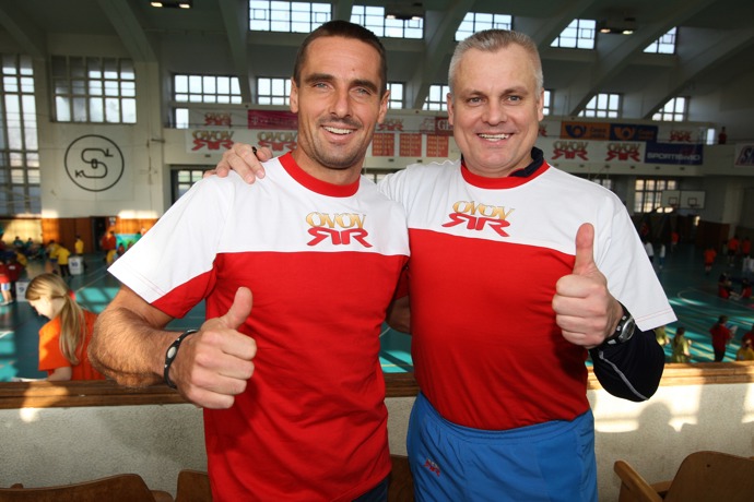 Bývalí desetibojaři Roman Šebrle (vlevo) a Robert Změlík (vpravo). Šebrle se po ukončení sportovní kariéry vrhl na moderátorství a pravidelně ho tak můžeme vídat jako zprávaře na televizi Prima. Loni obletěla Česko zpráva, že se po 21 letech rozvádí s mámou svých dvou dětí Evou.