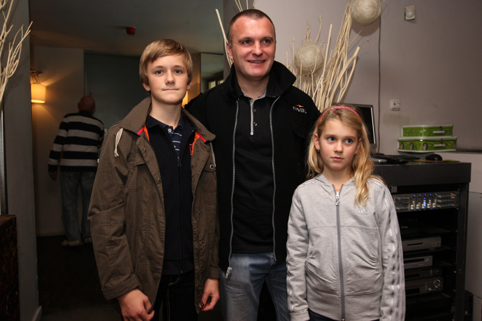 Nemalý podíl na zlatu z Nagana měl také mostecký rodák Robert Reichel. Na jeho postupový proměněný samostatný nájezd v semifinále s Kanadou dodnes vzpomíná nejen oklamaný brankář Patrick Roy, ale i všichni hokejoví fanoušci. Albi má s manželkou Karin děti Dianu a Kristiána, který už směle kráčí v tátových stopách. 