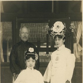 Po nucené abdikaci se Pchua ujal mentor Reginald Johnston (vlevo nahoře), který se ho kromě vzdělání také snažil připravit na vstup do normálního života.